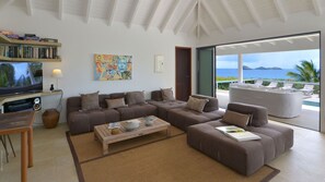 TV, lettore DVD, libri, impianto stereo