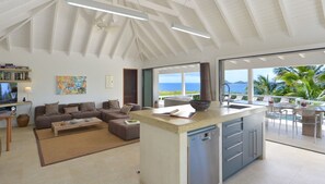 TV, lettore DVD, libri, impianto stereo