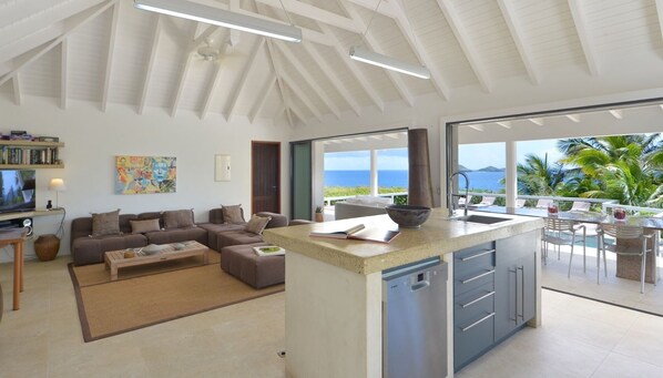 Televisión, reproductor de DVD, libros y estéreo