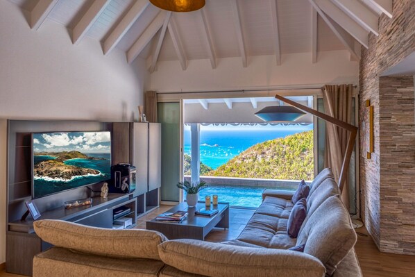 TV, lettore DVD, impianto stereo