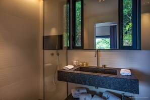 Een douche, handdoeken