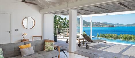 Televisión, reproductor de DVD y estéreo