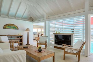 TV, DVD-spiller og stereoanlegg