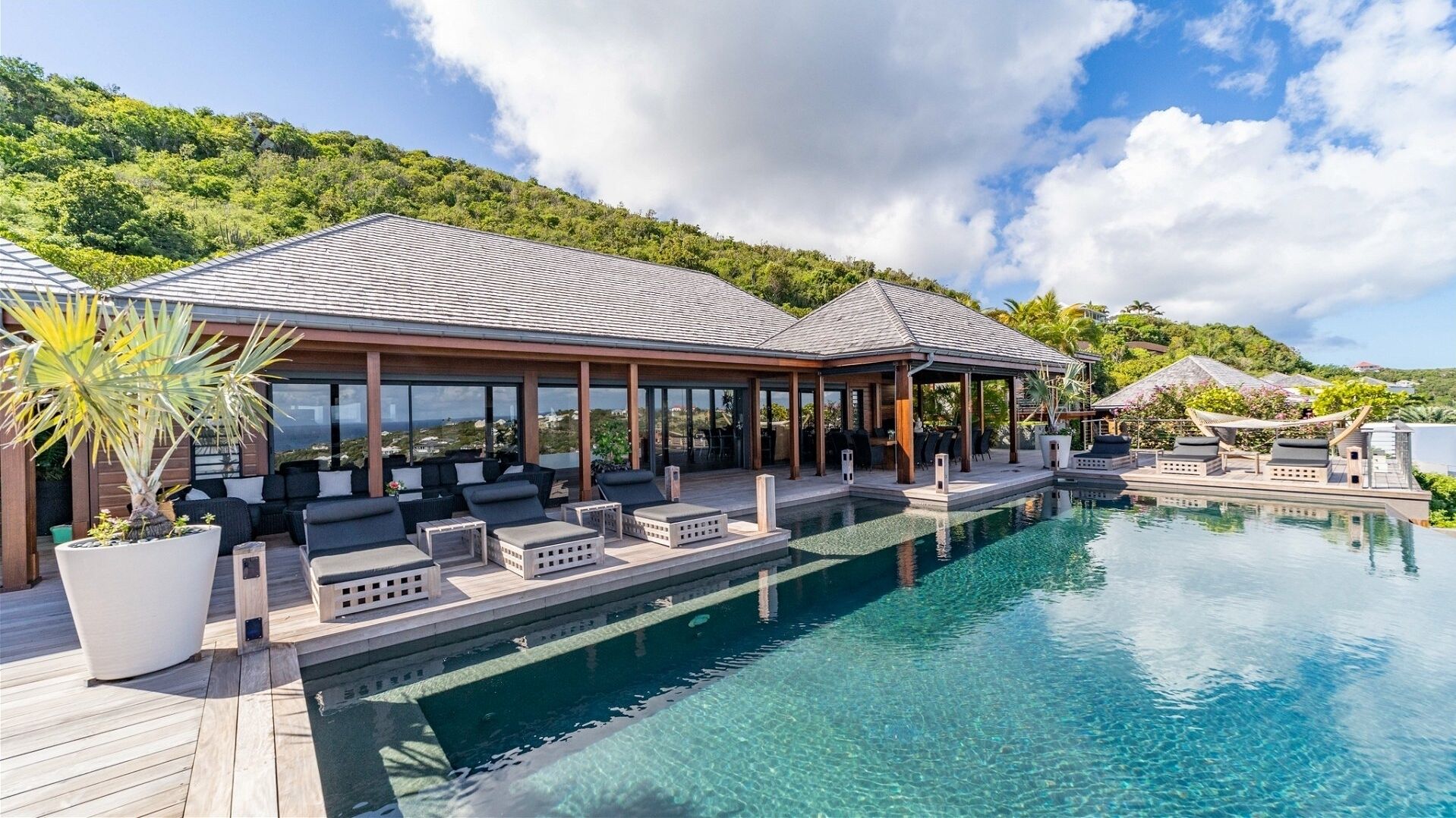 Et oppvarmet basseng og solsenger