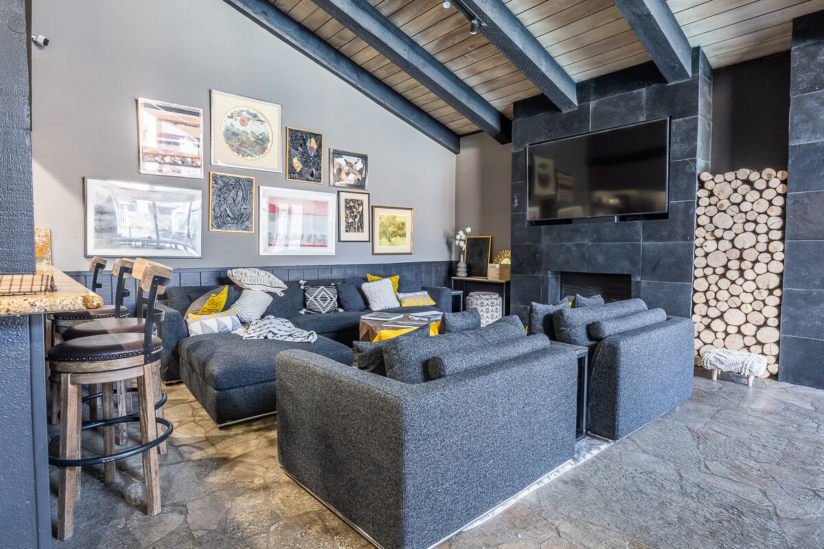 TV, fireplace