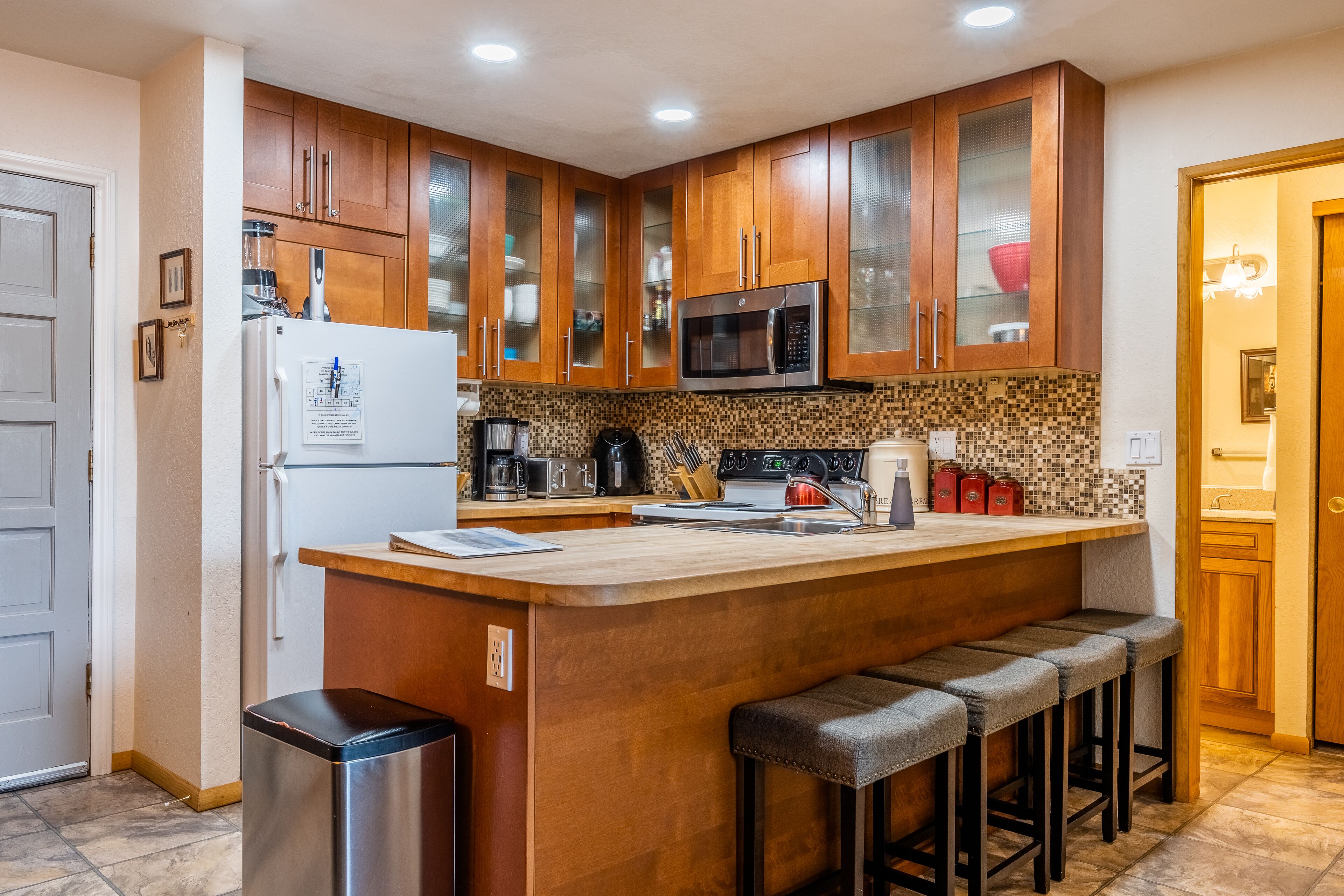 Frigorifero, microonde, forno, piano cottura