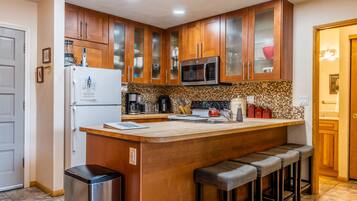 Frigorifero, microonde, forno, piano cottura