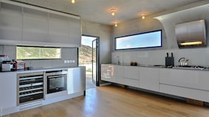 Réfrigérateur, four à micro-ondes, un four, surface de cuisson