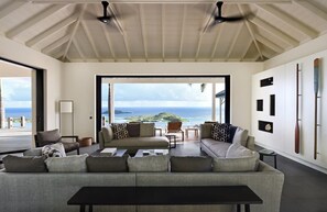 TV, lettore DVD, impianto stereo