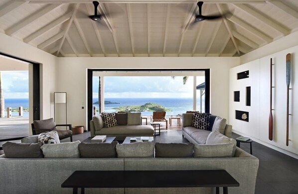 Televisión, reproductor de DVD y estéreo