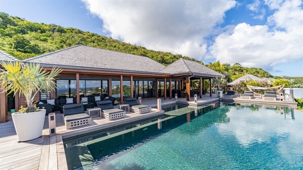 Piscine chauffée, chaises longues