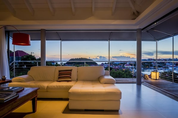 Televisión, reproductor de DVD y estéreo