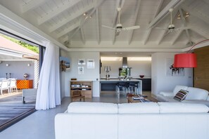 TV, lettore DVD, impianto stereo