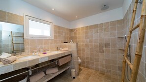 Douche, serviettes fournies