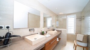 Shower, towels - Cypraea (1/2 Rooms) Luxury villa (Flamands)