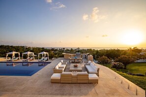 A heated pool - El Grande Azure Luxury villa (Les Terres Basses)