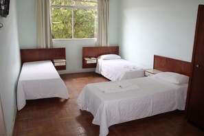 Habitación básica | Escritorio, espacio para trabajar con laptop y wifi gratis 