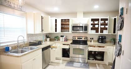 Gorgeous Queen Master Suite with Private Lavatory