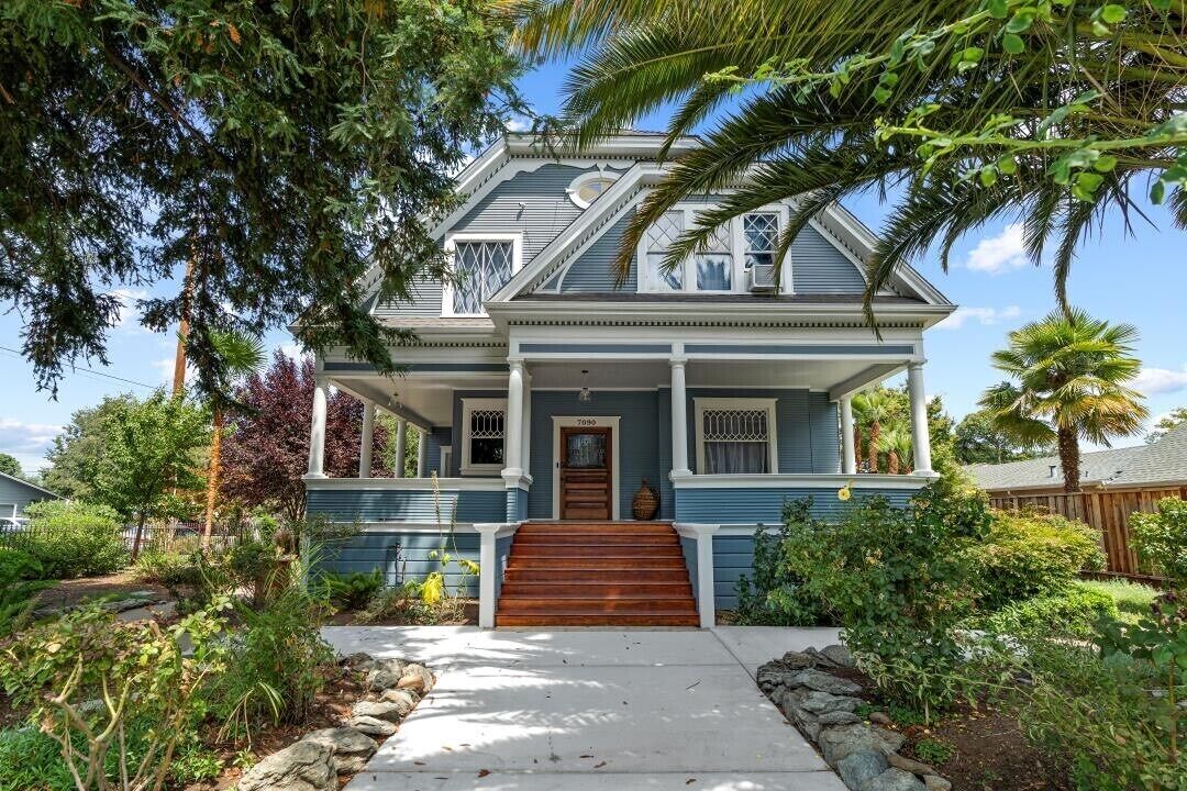 Spacious & Unique Home In the Bay