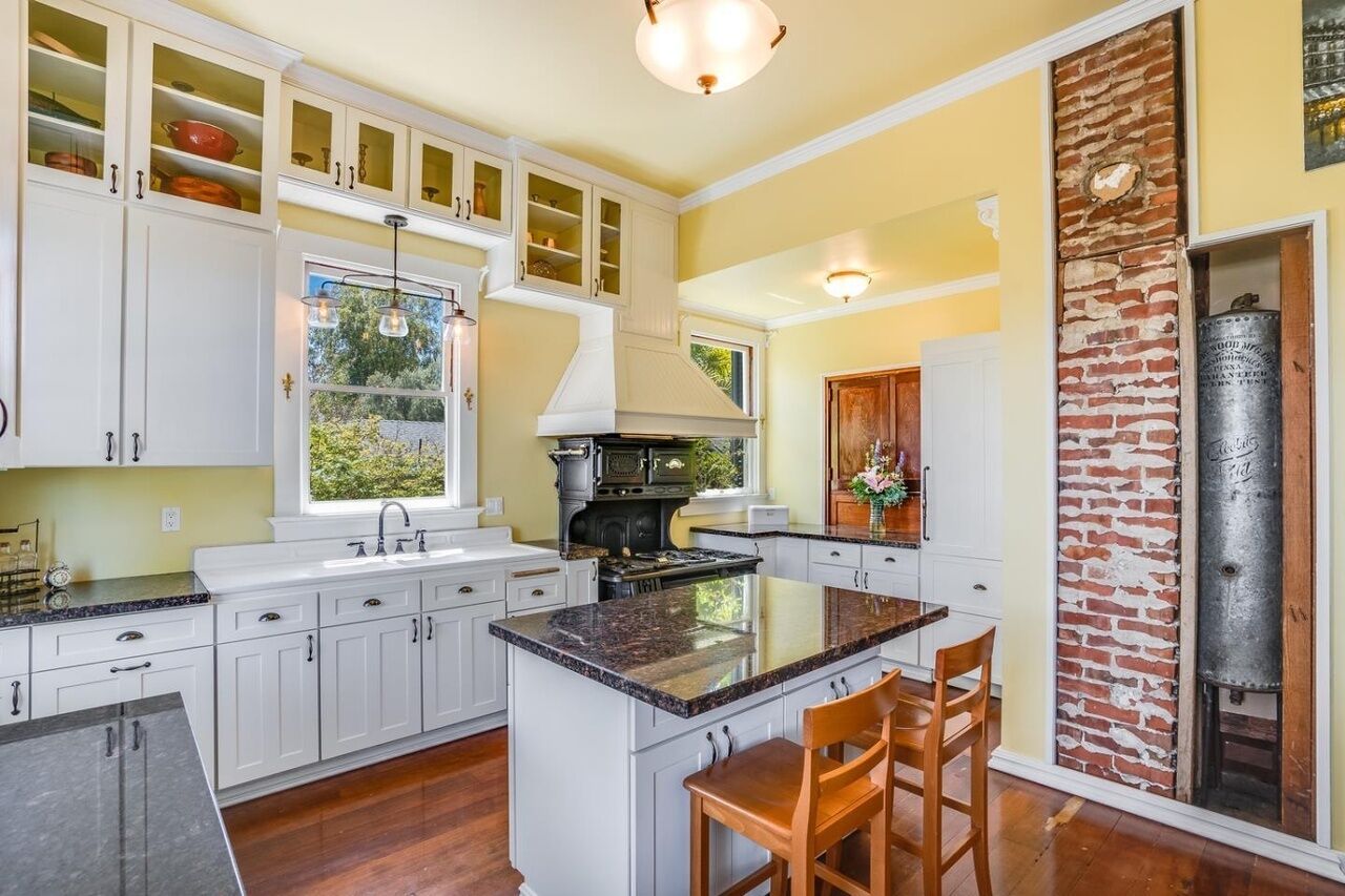 Spacious & Unique Home In the Bay