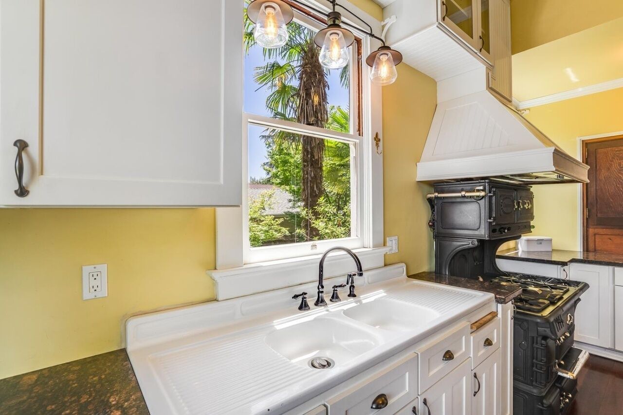 Spacious & Unique Home In the Bay