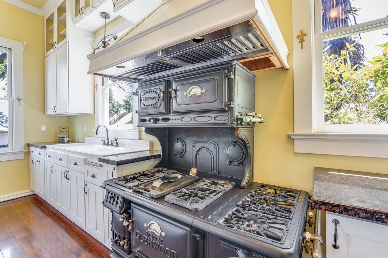 Spacious & Unique Home In the Bay