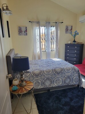 2 bedrooms, WiFi, bed sheets - Friendly gated community comfort home (Portmore)