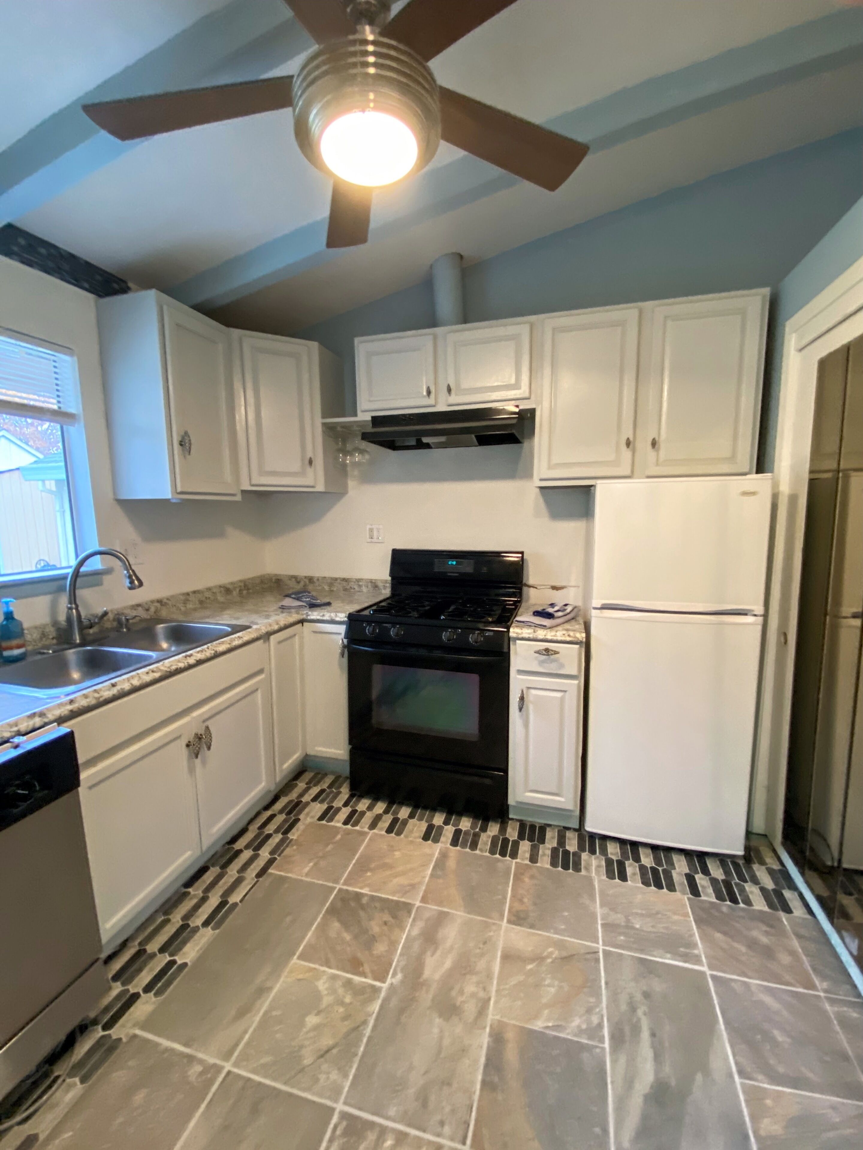 New 1 bed 1 bath Comfortable Adorable Bright property. Very Centrally Located 