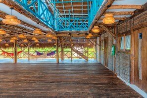 المنشأة من الداخل