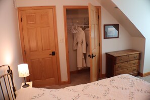 2 habitaciones, escritorio, tabla de planchar con plancha y wifi gratis 