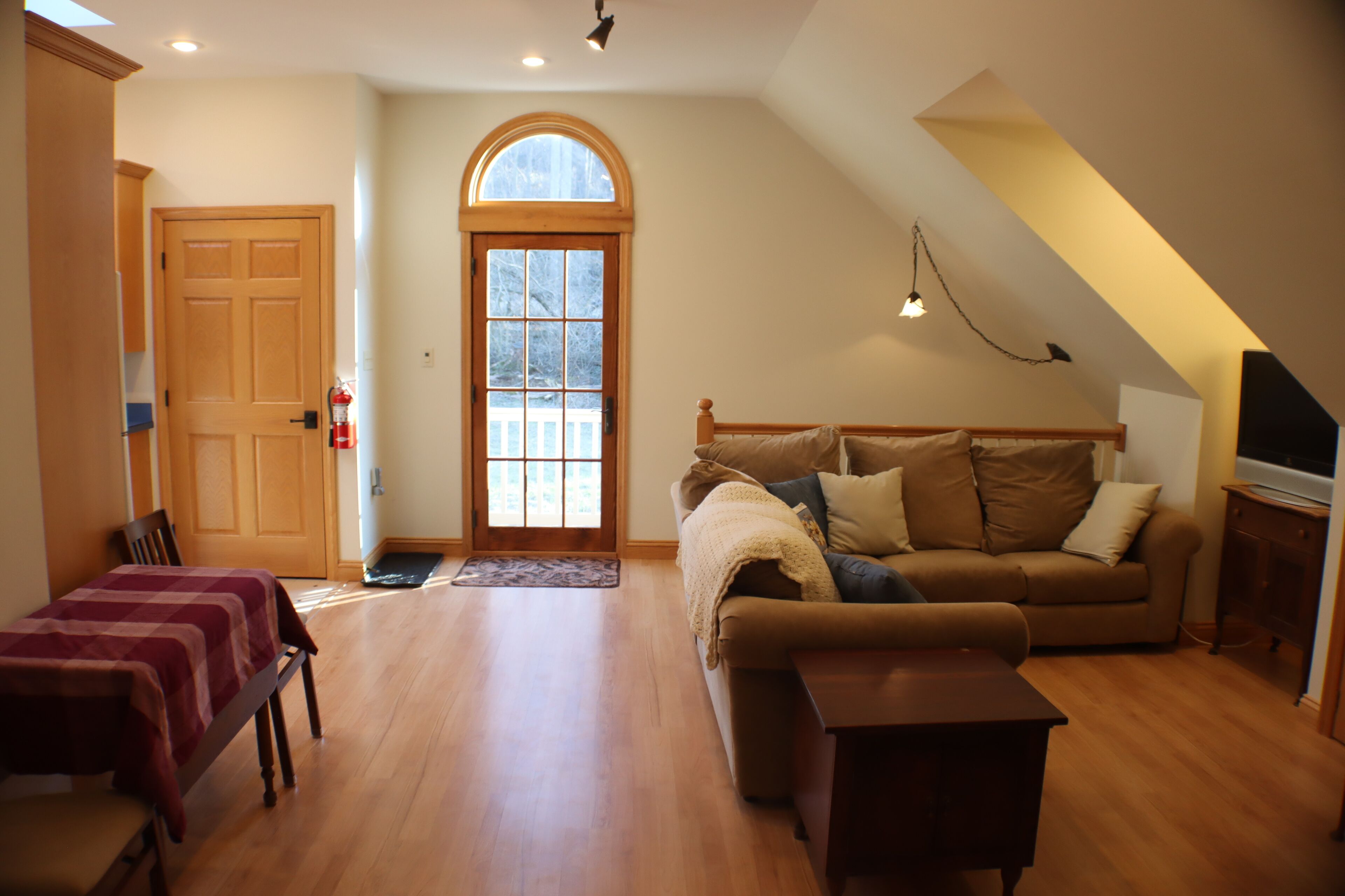 Bright country cottage - 15 minutes from the city!