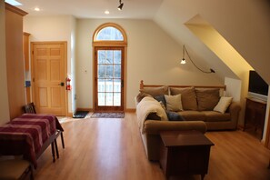 Televisión, reproductor de DVD y libros 