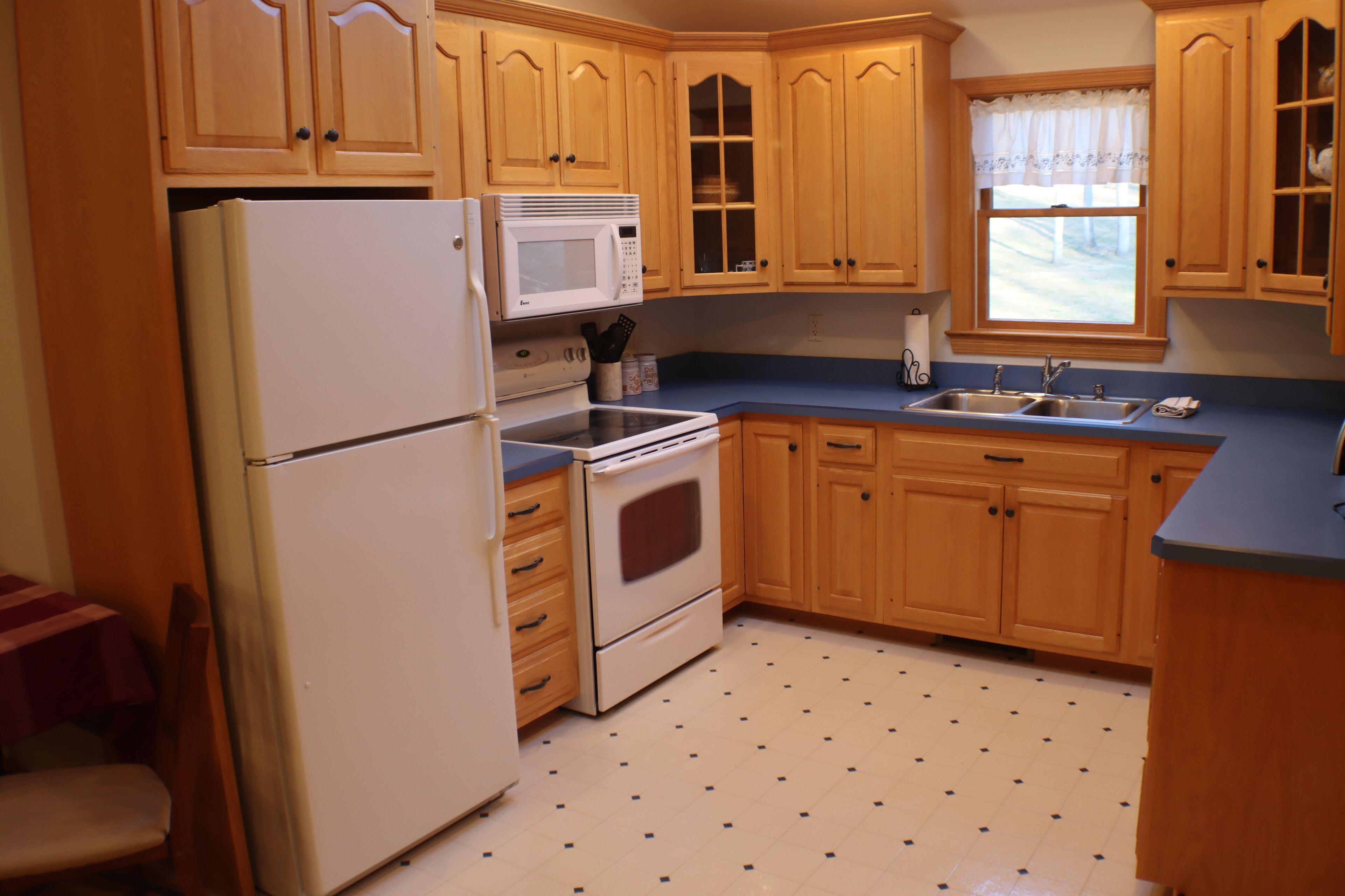 Bright country cottage - 15 minutes from the city!