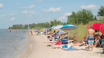 Ranta lähistöllä, aurinkotuoleja