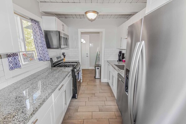 Jääkaappi, mikroaaltouuni, uuni, liesi