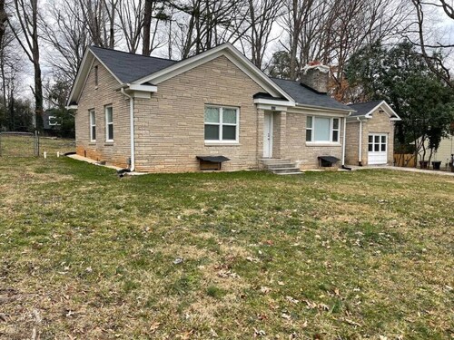 Vibrant 3BR Greensboro Home | Game Room & Yard