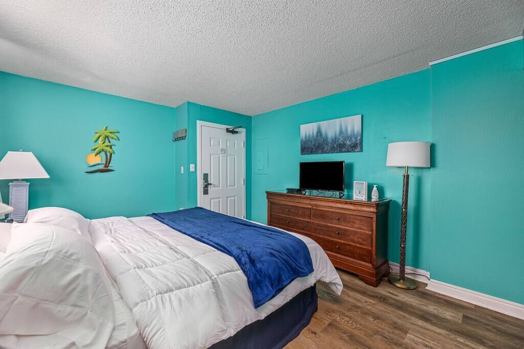 DOWNTOWN OCEANFRONT HIGH FLOOR WITH DREAM VIEWS!