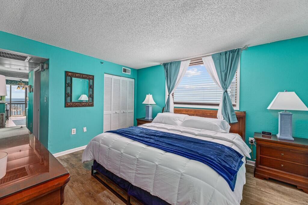 DOWNTOWN OCEANFRONT HIGH FLOOR WITH DREAM VIEWS!