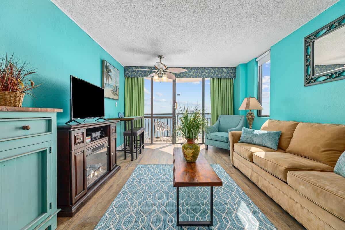 Een televisie, een open haard en een kantoor