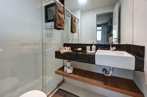 Deluxe Apartment | Bathroom