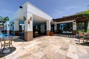Deluxe Apartment | Outdoor dining