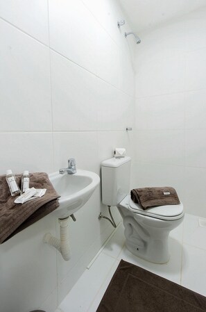 Apartamento luxo | Banheiro | Chuveiro, toalhas de banho