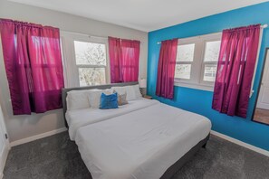 2 bedrooms, iron/ironing board, travel crib, WiFi - Cozy upper unit great for family visiting Zoo, medica campus, and downtown (Denver)