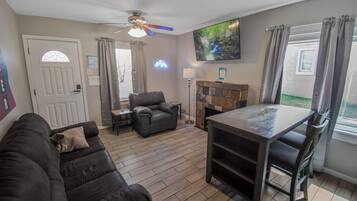 Een televisie en een kantoor