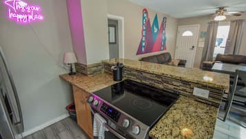 Een koelkast, een magnetron, een oven, een kookplaat