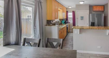 Cozy upper Brick Ranch Near Downtown Denver, Zoo & Museum with King beds.