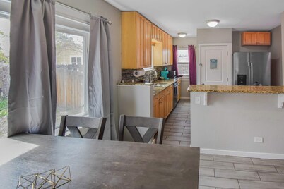 Cozy upper unit great for family visiting Zoo, medica campus, and downtown