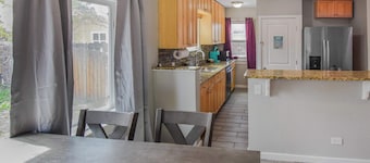 Cozy upper unit great for family visiting Zoo, medica campus, and downtown