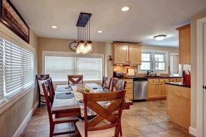 Dining - Luxurious pet friendly 3 bedroom home. Walking distance to downtown Skaneateles! (Skaneateles)