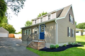 Exterior - Luxurious pet friendly 3 bedroom home. Walking distance to downtown Skaneateles! (Skaneateles)